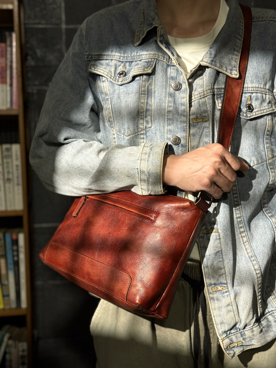 李記 | 原創手工真皮 | 厳選牛革が紋理清晰ら斜唄包1133號