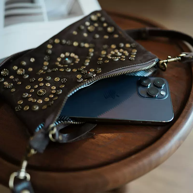 李記 | 原創手工真皮 | 洋氣復古ド職人が手作業で鉚釘小方包ls268號