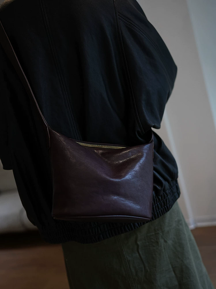 李記 | 原創手工真皮 | 經典永不過時の斜唄包ms230號