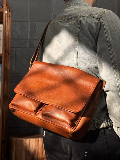 李記 | 原創手工真皮 | 円弧の形が滑らの橫款郵差包9226號