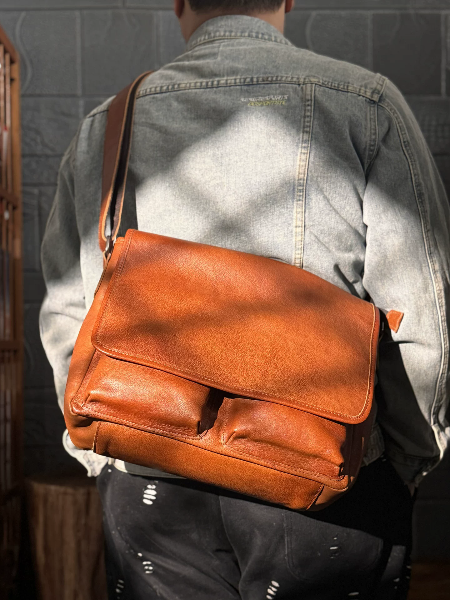 李記 | 原創手工真皮 | 円弧の形が滑らの橫款郵差包9226號