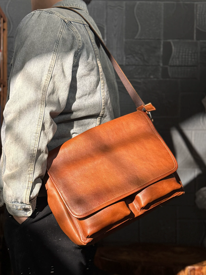 李記 | 原創手工真皮 | 円弧の形が滑らの橫款郵差包9226號