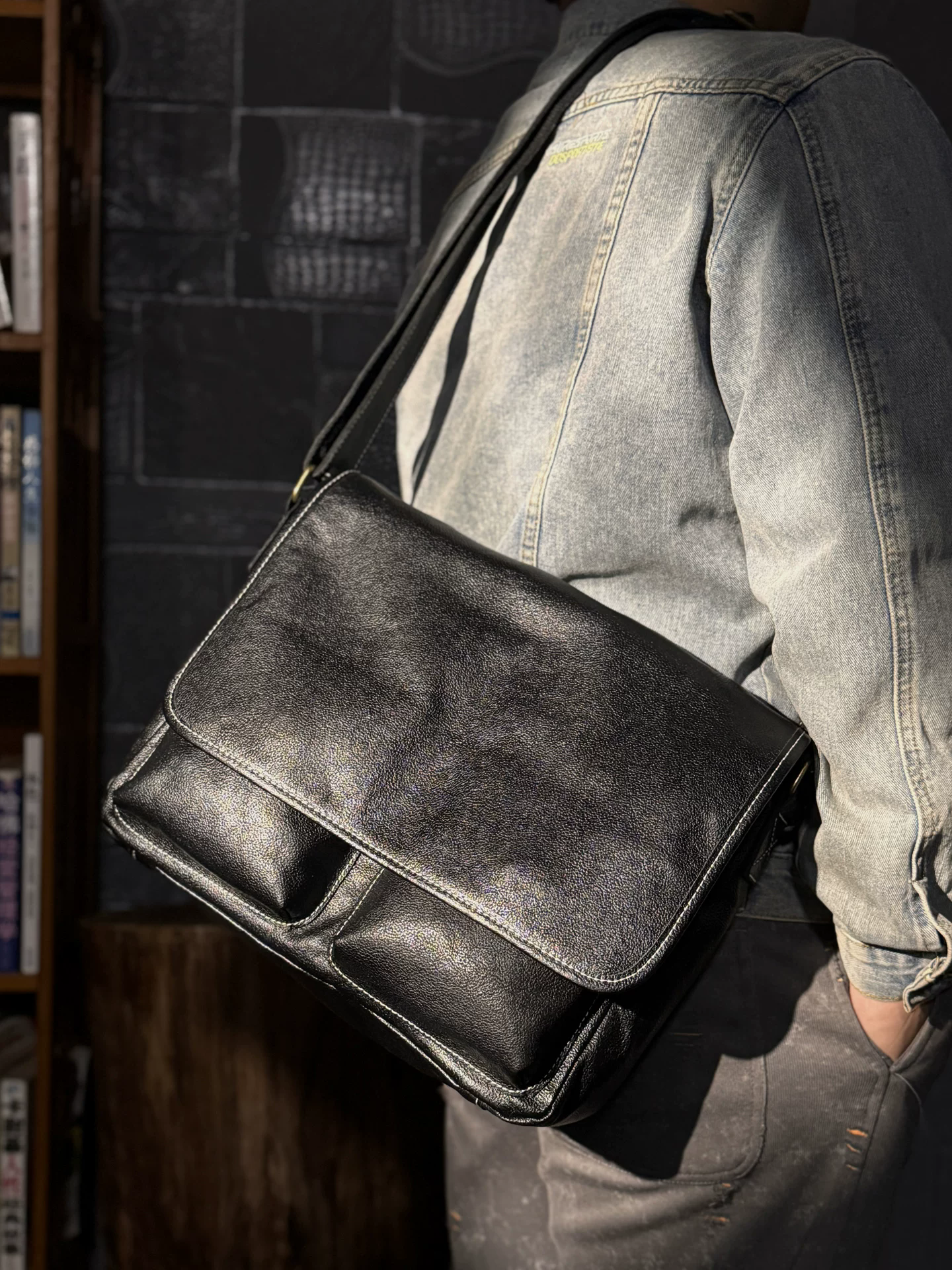 李記 | 原創手工真皮 | 円弧の形が滑らの橫款郵差包9226號