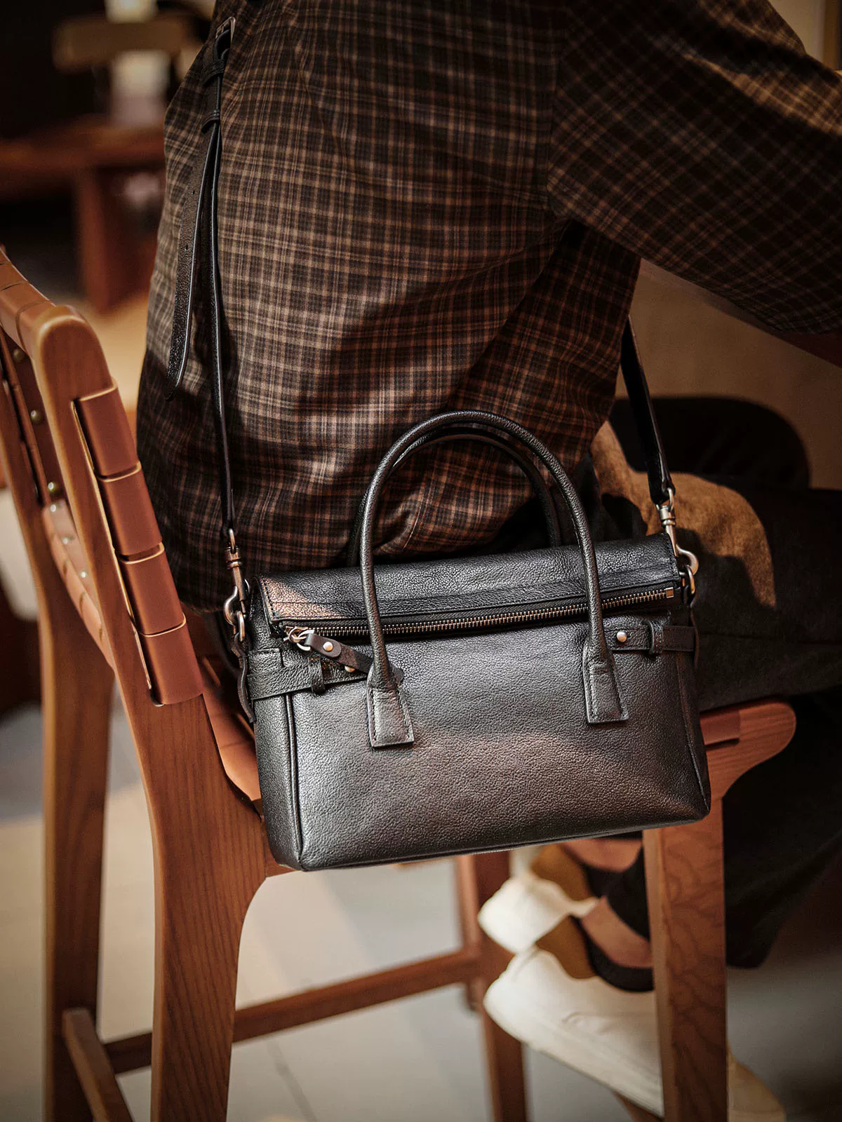 李記 | 原創手工真皮 | 多機能ハ隨身斜唄包A6861號