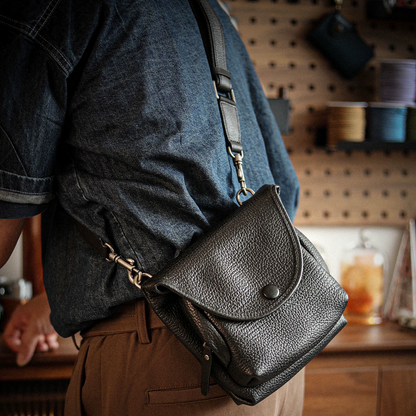 李記 | 原創手工真皮 | 經典耐打款式~隨行小背包A8294號