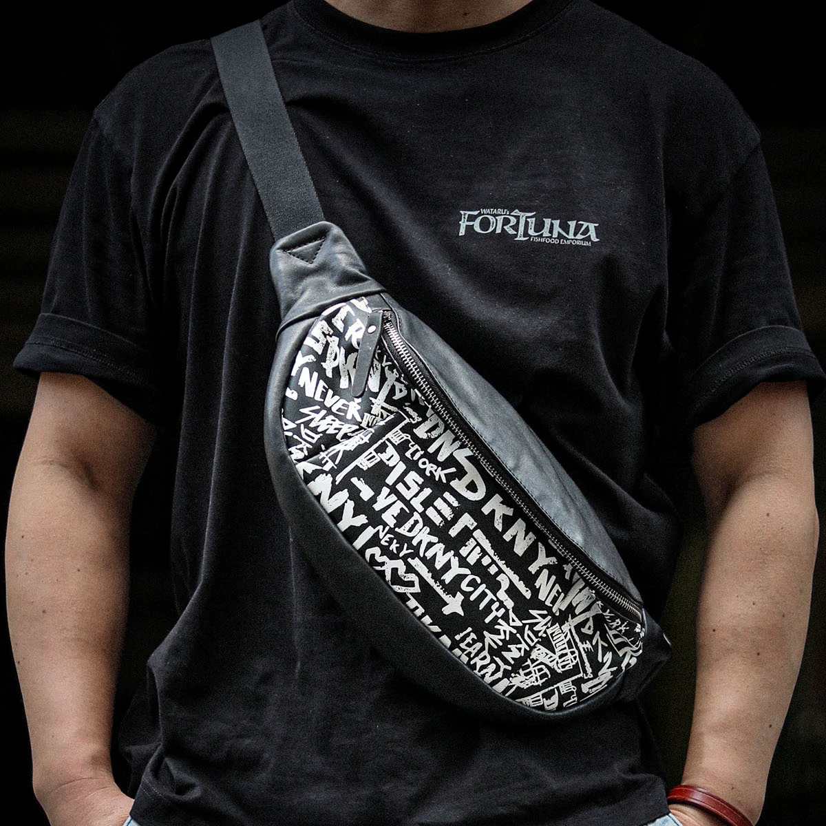 李記 | 原創手工真皮 | 黑白經典搭配の塗鴉胸包A8296號