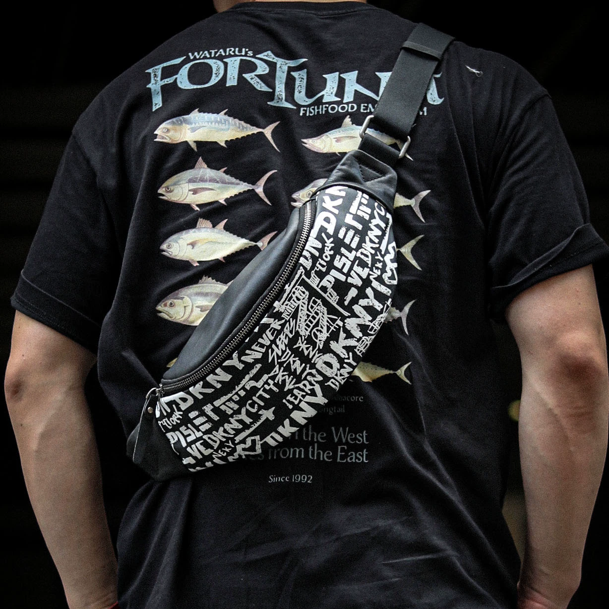 李記 | 原創手工真皮 | 怎麼背都减齡百搭の塗鴉胸包A8297號