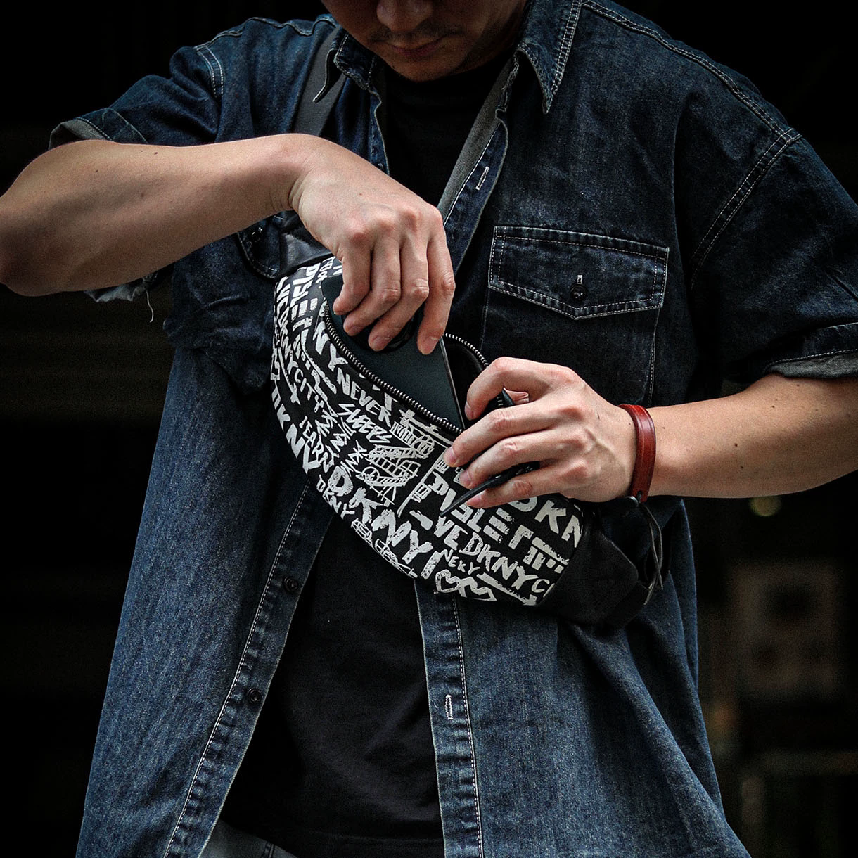 李記 | 原創手工真皮 | 怎麼背都减齡百搭の塗鴉胸包A8297號