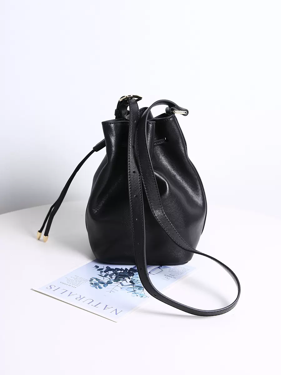 Li Ji | Original handmade genuine leather | Soft sheepskin and niche design drawstring crossbody bag No. L203 