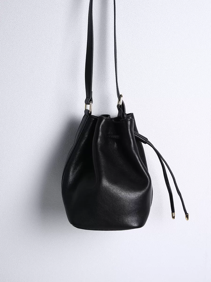 Li Ji | Original handmade genuine leather | Soft sheepskin and niche design drawstring crossbody bag No. L203 
