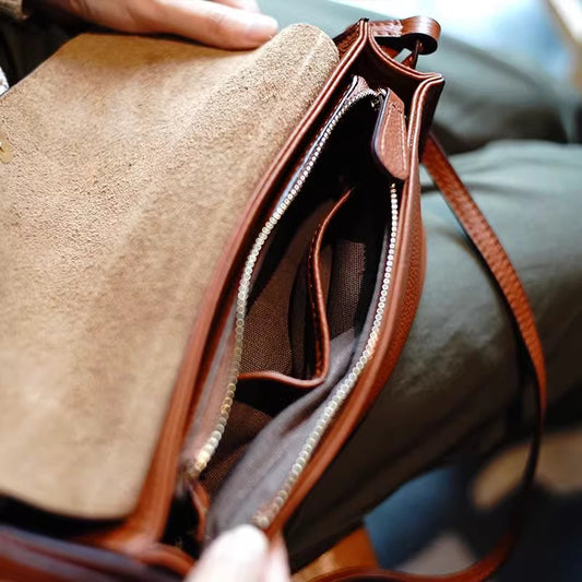 Li Ji |. หนังแท้แฮนด์เมดชั้นแรก |. กระเป๋าใบเล็ก cross-body เรียบง่าย No. M94879 