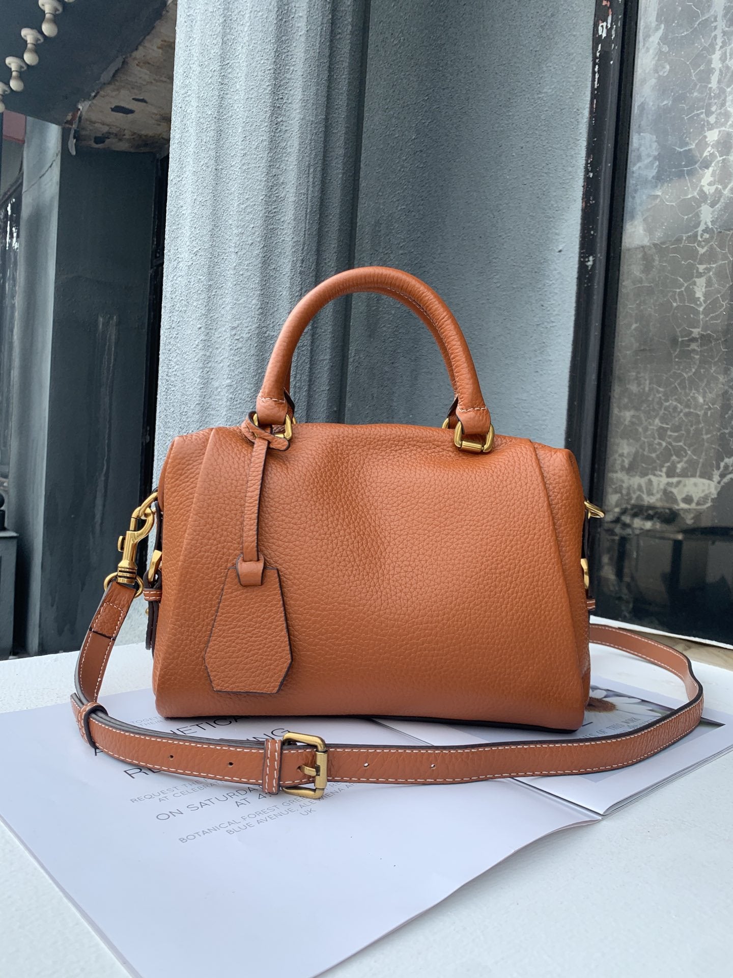 Li Ji | Original handmade leather | European and American fashionable and simple first-layer cow leather Boston bag No. 93670 