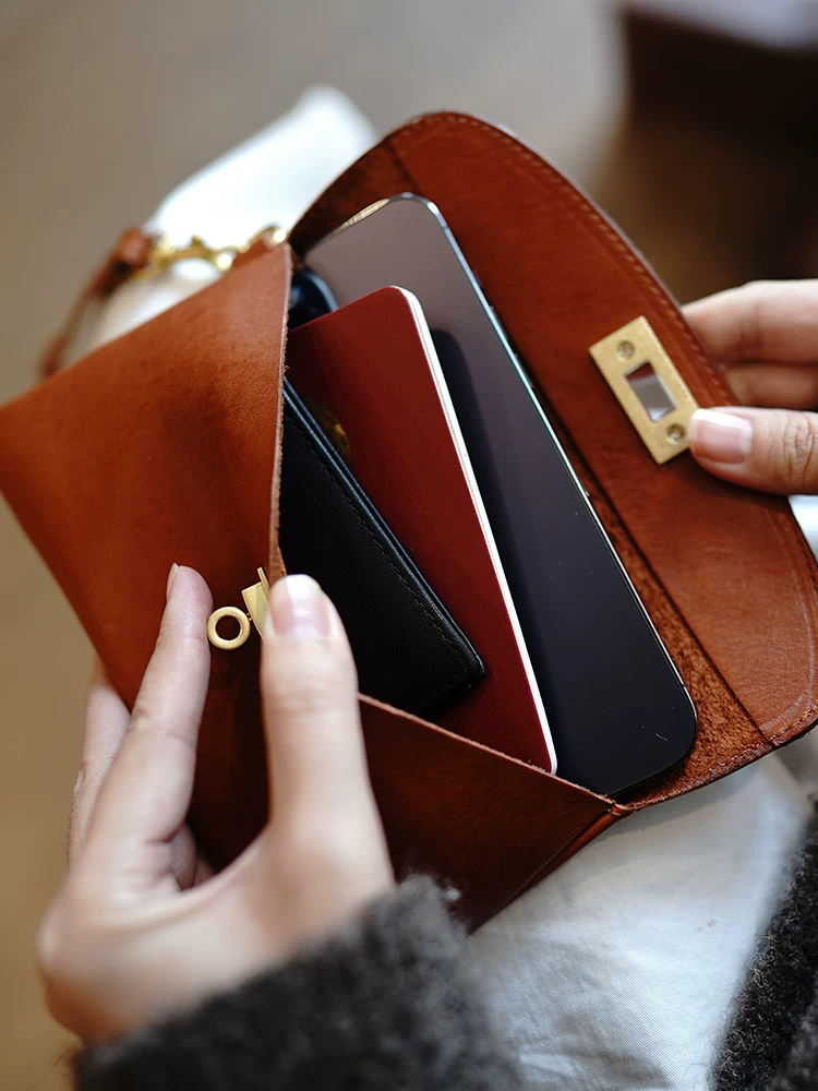 李記 | 原創手工真皮 | 簡約鎖扣ク携帯収納ハ手拿包ls126號