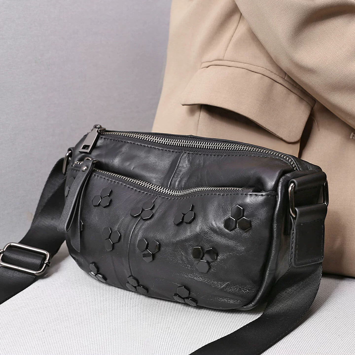 李記 | 原創手工真皮 | 寬肩帶の鉚釘枕頭包n1133號