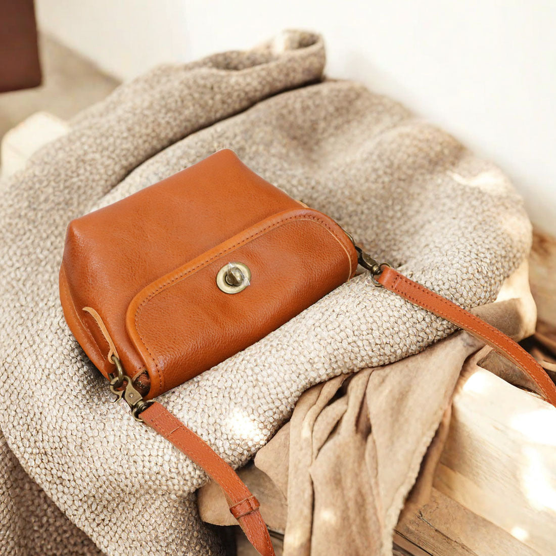 Li Ji | Original handmade leather | Retro forest style ~ Hong Kong style soft leather saddle bag No. 1122 