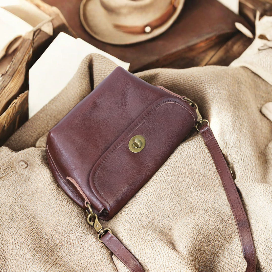 Li Ji | Original handmade leather | Retro forest style ~ Hong Kong style soft leather saddle bag No. 1122 