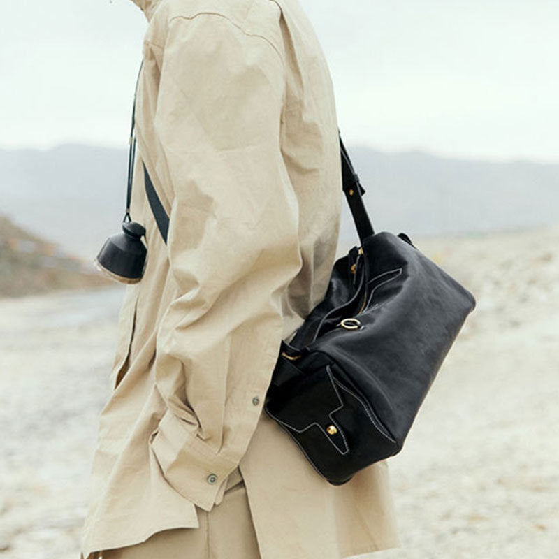 Li Ji | Original handmade genuine leather | Vegetable tanned leather やgenderlessいslanted camera bag No. 218 